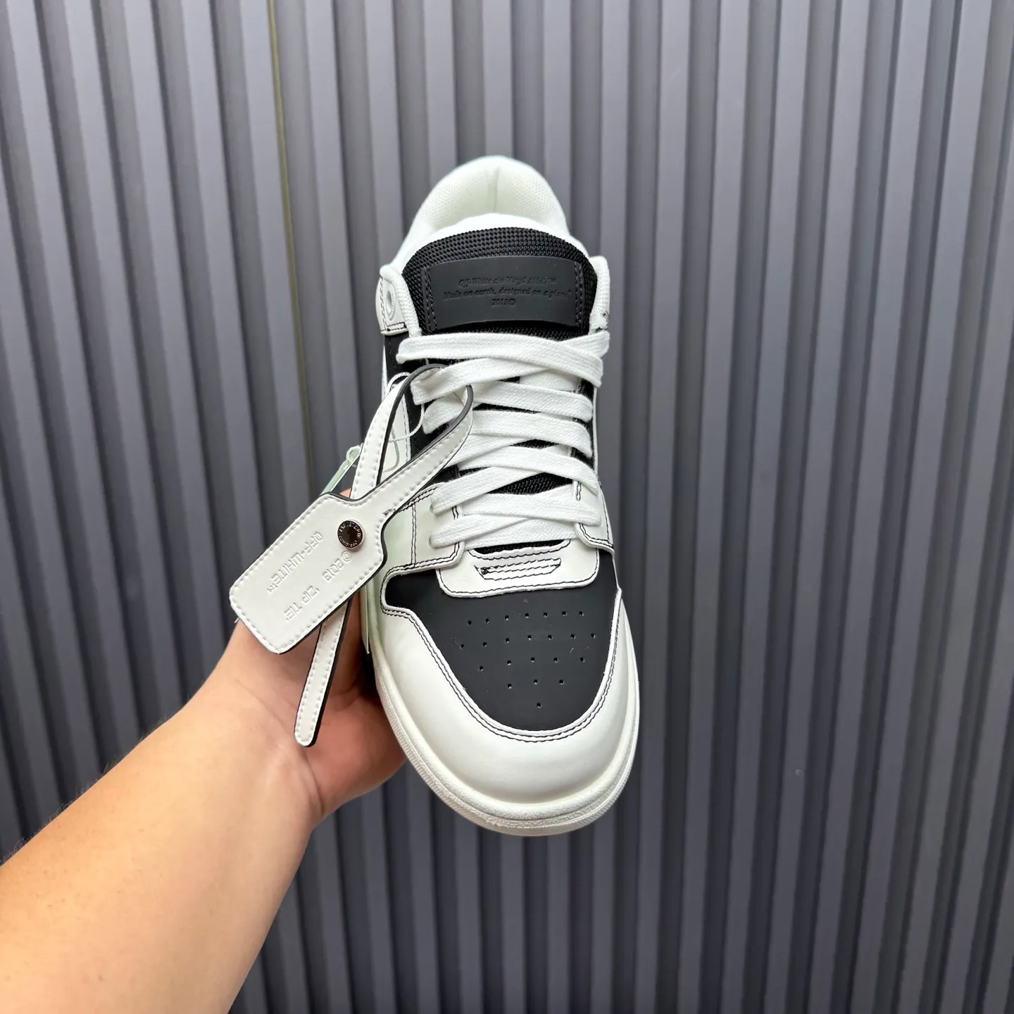 【off- white】P: 620💰Couple model👫, Size: 35-44 (Customized for men 38.45.46) High-quality version👊 "Out of office" series original molding, original lasting, production process 1:1 Original ➰OFF GRAY WHITE OW ➰ First-layer cowhide Imported skin-friendly and environmentally friendly polyester mesh Original molding high elastic and environmentally friendly molding pad Made with the original lasting process. The original molded rubber outsole (never yellows and deforms) has a super correct shape, bright color and strong three-dimensional effect👍. Packaging💯Full set of packaging synchronized with the official website (branded paper, certificate of quality, branded cloth bag)